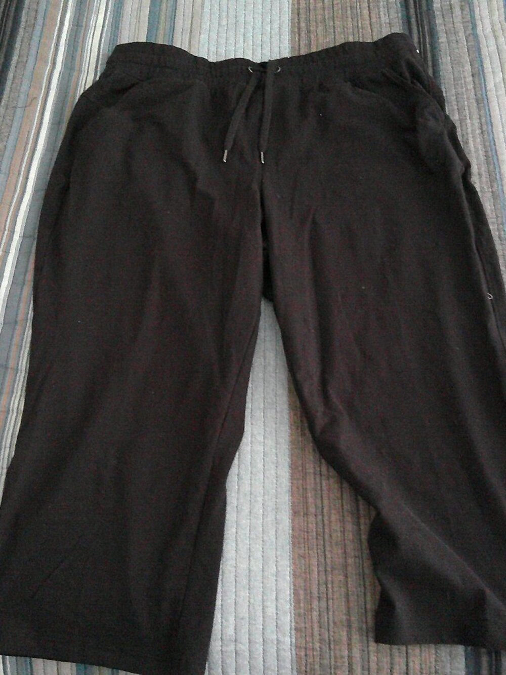 Tek Gear mid rise stretch and wicking black   capris Size Large NWT
